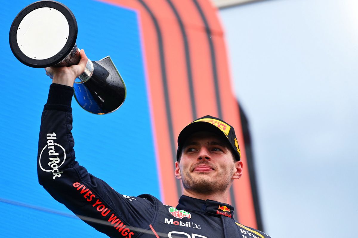 Max Verstappen di atas podium usai GP Hungaria