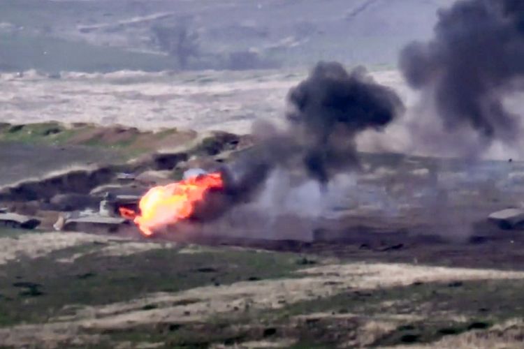 Dalam foto yang dirilis Kementerian Pertahanan Armenia pada 27 September 2020 menunjukkan tentara mereka menghancurkan tank Azerbaijan di wilayah yang dikuasai separatis Armenia di Nagorny Karabakh.