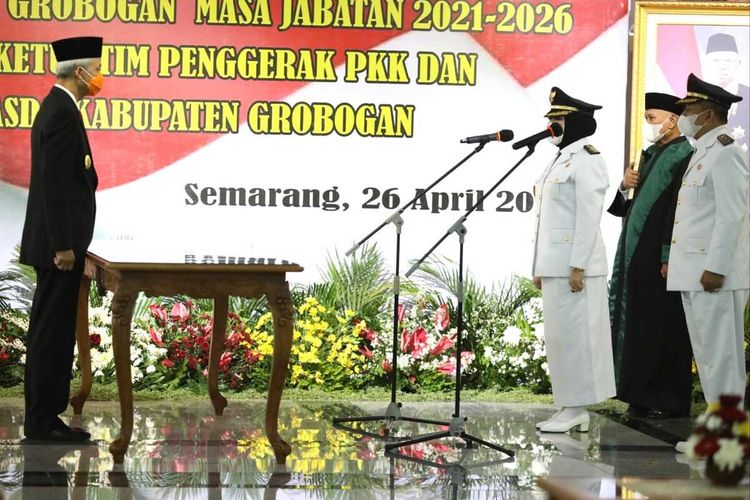 Pelantikan Sri Sumarni dan Bambang Pujiyanto sebagai Bupati dan Wakil Bupati Grobogan periode 2021-2026 oleh Gubernur Jateng Ganjar Pranowo di Gedung Gradhika Bhakti Praja, Semarang, Senin (26/4/2021).