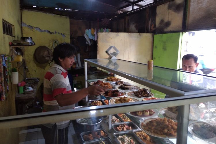 Pemilik sedang melayani pembeli di Warung Nasi Tegal Gatsu Jalan Gatot Subroto, Kota Bandung, Jawa Barat, Kamis (29/2/2024).