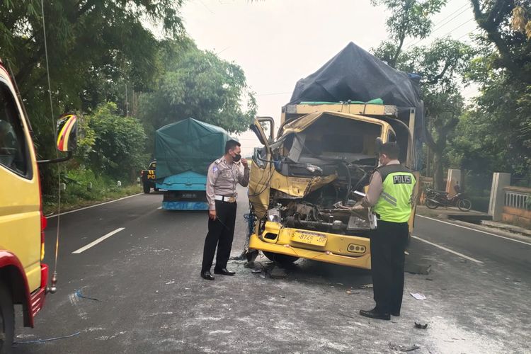 Kondisi truck mitsubishi yang dikendarai Mariyono (46) usai menabrak Dump truk milik Ribut Hariyanto (41) di Kedungjajang, Kabuapaten Lumajang, Jumat (25/2/2022)
