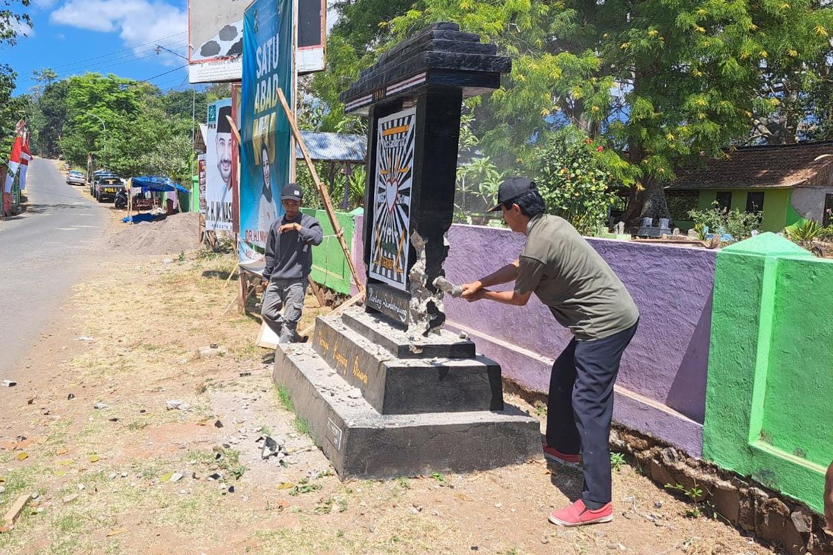 Foto: Pembongkaran tugu perguran silat di Desa Tlogosari, Kecamatan Sumbermalang, Kabupaten Situbondo, Provinsi Jawa Timur.