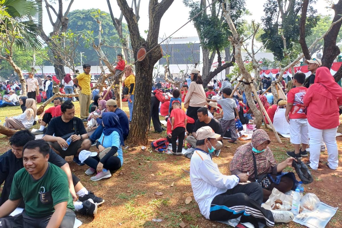 Suasana masyarakat yang berpiknik di Depan Istana Negara, sambil merayakan Kemerdekaan RI ke-78, Kamis (17/8/2023).