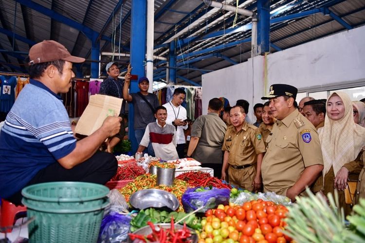 Pj Gubernur Sulsel Bahtiar Baharuddin meninjau harga kebutuhan pokok di Pasar Tradisional Batangase, Kecamatan Mandai, Kabupaten Maros, Sulsel, Selasa (21/11/2023).