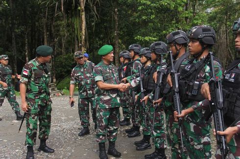 Saat Danpussenif TNI Nekat Tembus Zona Merah KKB, Sampaikan Pesan ke Pasukan Antang