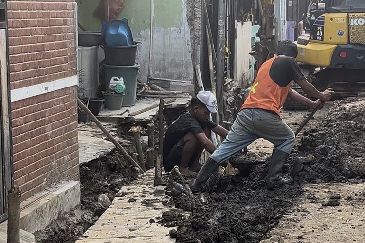 “Bangun! Keluar!” Teriak Hanifah ke Anak dan Cucu Saat Rumahnya Mendadak Ambles