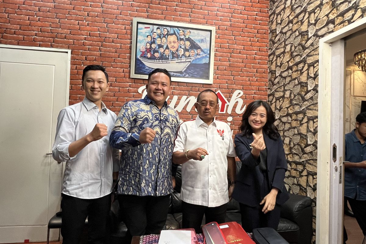 pertemuan Wakil Walikota Surabaya Armuji bersama kuasa hukum Jan Hwa Diana, Elok Dwi Katja di ruang utama Rumah Aspirasi pada Selasa (27/5/2025). 