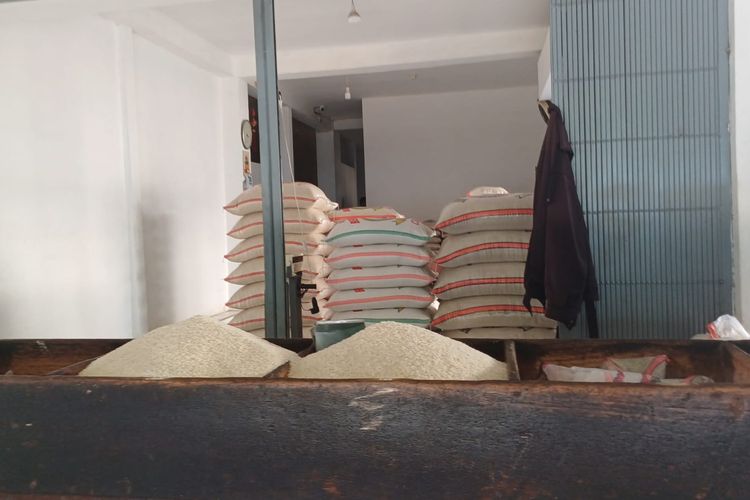 Beras yang dijual Cici di Pasar Tomang Barat 