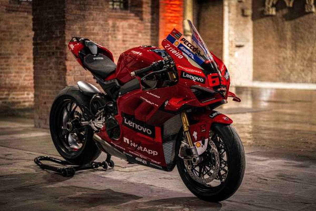 Replika motor balap Ducati Desmosedici tunggangan Pecco Bagnaia yang dibangun di atas Panigale V4S