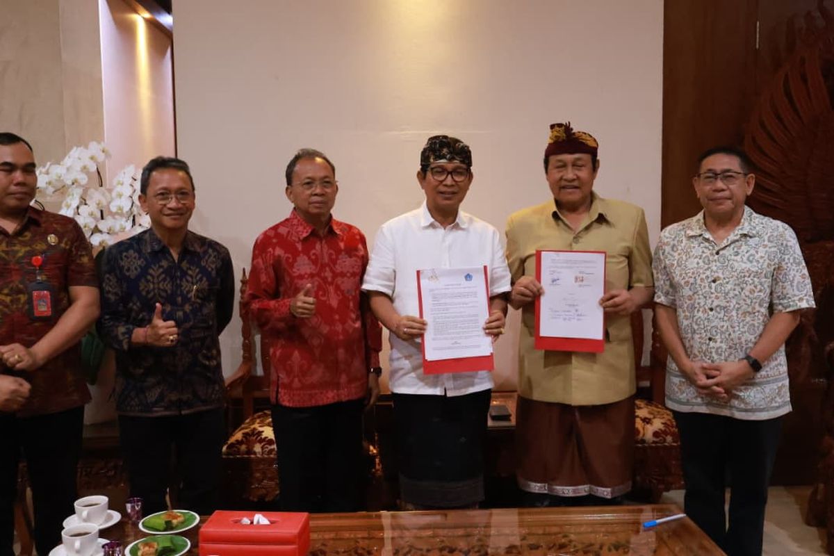 Gubernur Bali, I Wayan Koster bersama Bupati Badung I Wayan Adi Arnawa bertemu dengan pihak manajemen GWK di Denpasar, Selasa (14/10/2025) petang.
