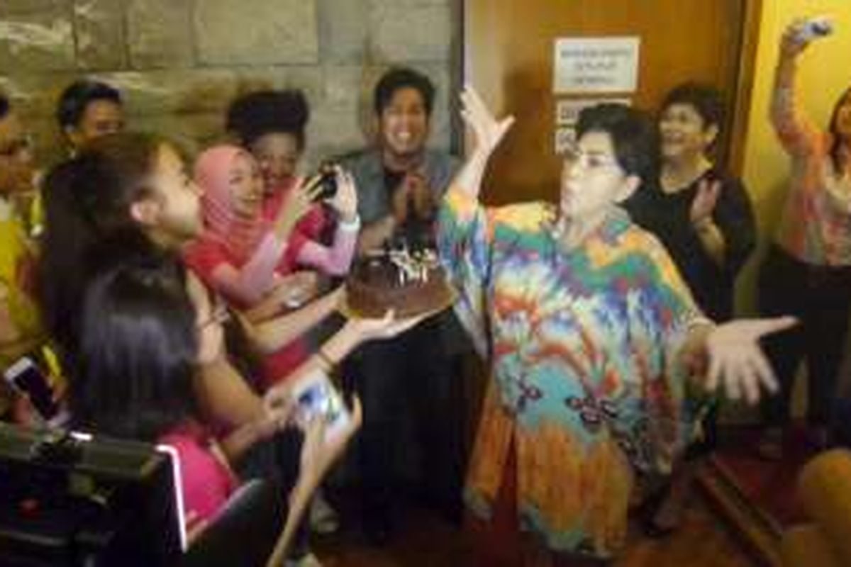 Titiek Puspa saat menerima kejutan ulang tahun di salah satu ruang rekaman gedung Musica Studio, kawasan Pancoran, Jakarta Selatan, Rabu (2/11/2016).