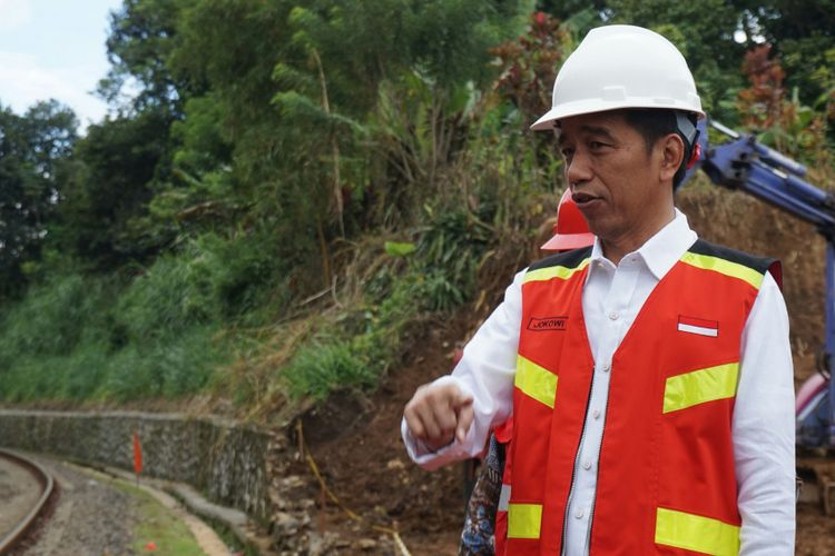 Presiden Joko Widodo saat acara Groundbreaking proyek Pembangunan Jalur Ganda Kereta Api Bogor-Sukabumi di Cicurug, Sukabumi, Jawa Barat, Jumat (15/12/2017).