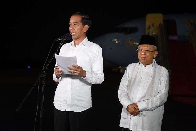 Calon Presiden dan Wakil Presiden nomor urut 01 Joko Widodo (kiri) dan Maruf Amin memberikan keterangan pers terkait putusan MK tentang perselisihan hasil pemilihan umum (PHPU) Pilpres 2019 di Lanud Halim Perdanakusuma Jakarta, Kamis (27/6/2019). ANTARA FOTO/Wahyu Putro A/aww.