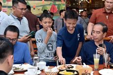 Momen Jokowi Ngemal di Sumsel, Ajak Bocah Makan 