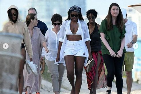 Saat Michelle Obama Muncul dengan Bikini Putih di Pantai Miami... 