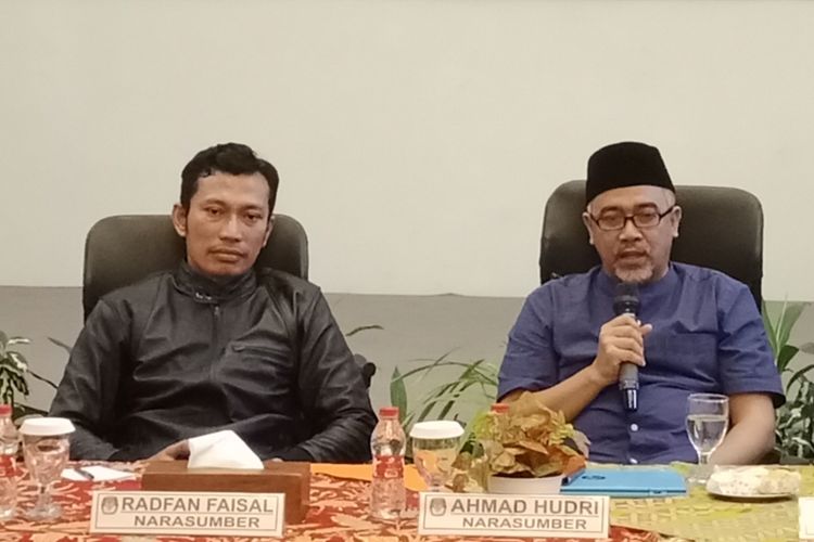 Ketua KPU Kota Probolinggo A. Hudri (kanan) mengumumkan syarat minimal dukungan bagi pasangan calon independen yang akan berlaga dalam Pilwali 