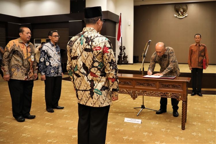 Pelantikan Deputi Pengembangan SDM Kemenkop dan UKM Arif Rahman Hakim di Jakarta, Rabu (5/2/2020).