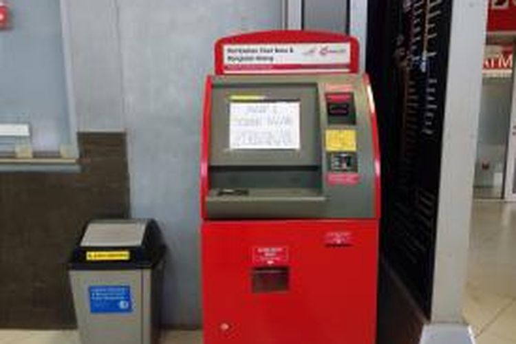 Vending machine tiket KRL yang ada di sudut stasiun Sudirman. Mesin ini tidak pernah digunakan karena selalu dalam tahap perbaikan