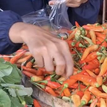 Izzah, pedagang sembako di Pasar 17 Agustus mengeluhkan tingginya harga cabai rawit di Pamekasan, Selasa (17/2/2026)