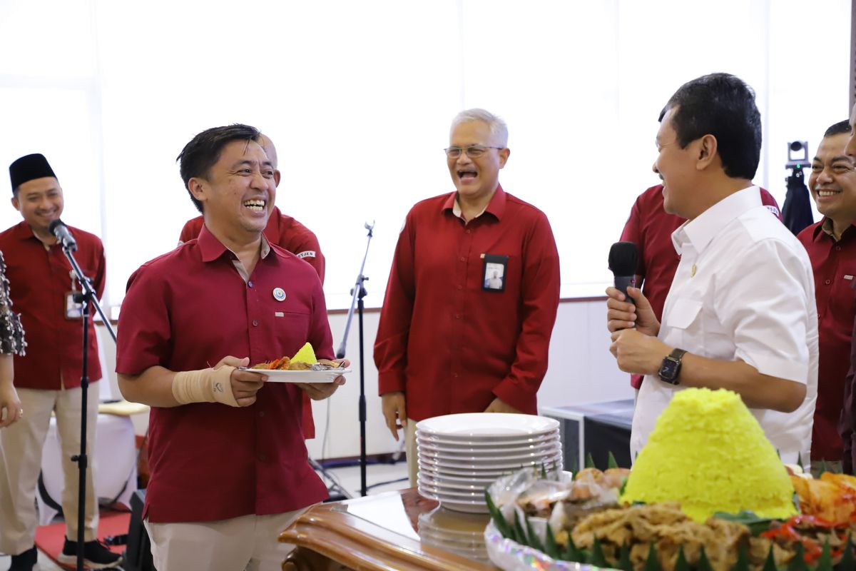 Menteri Kelautan dan Perikanan (Menteri KP) Sakti Wahyu Trenggono menyerahkan nasi tumpeng potongan pertama kepada seorang pegawai Kementerian KP yang telah mengabdi selama 24 tahun, pada acara peringatan HUT ke-24 Kementerian KP di Gedung Mina Bahari IV, Jakarta Pusat, Kamis (26/10/2023). Menteri Trenggono mengajak seluruh pegawai menghadirkan regulasi berkualitas untuk mempercepat pembangunan sektor kelautan dan perikanan nasional.

