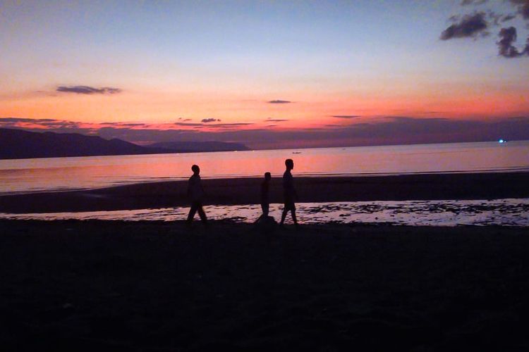 Pantai Sunset Under the Sky atau Pantai SUT Dampek di Lambaleda Utara, Kabupaten Manggarai Timur, Nusa Tenggara Timur (NTT), pada Kamis (28/7/2022).