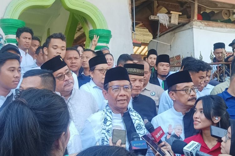 Cawapres nomor urut 3, Mahfud MD saat memberikan keterangan usai berziarah ke makam Abuya Muhtadi Dimyathi, Pandeglang, Banten pada Rabu (13/12/2023). 