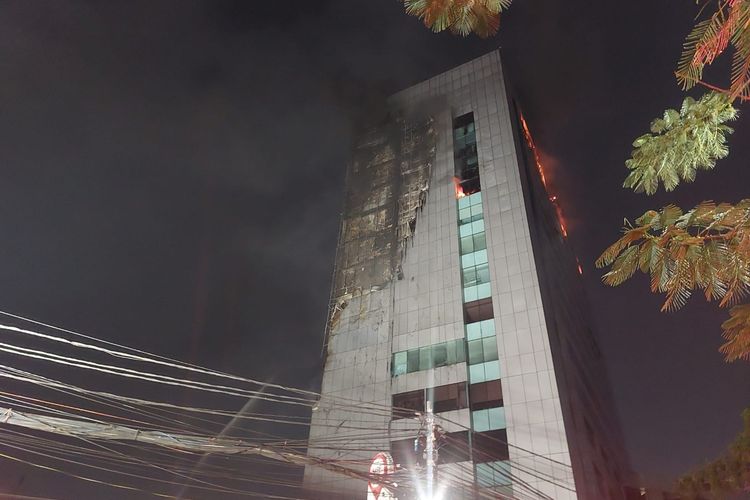 Api Kembali Berkobar di Lantai Teratas Gedung Bapenda Jakarta, Pecahan Kaca Berjatuhan
