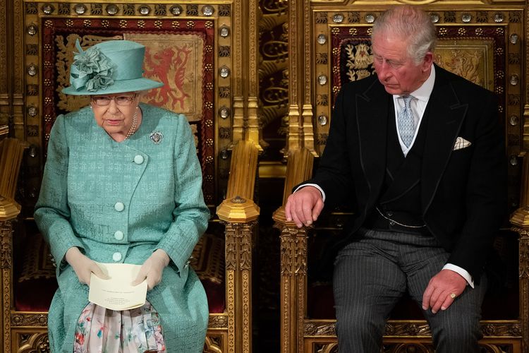 Ratu Elizabeth II dari Kerajaan Inggris didampingi putranya, Pangeran Charles, saat Pidato Pembukaan Parlemen di Istana Westminster, London, pada 19 Desember 2019.