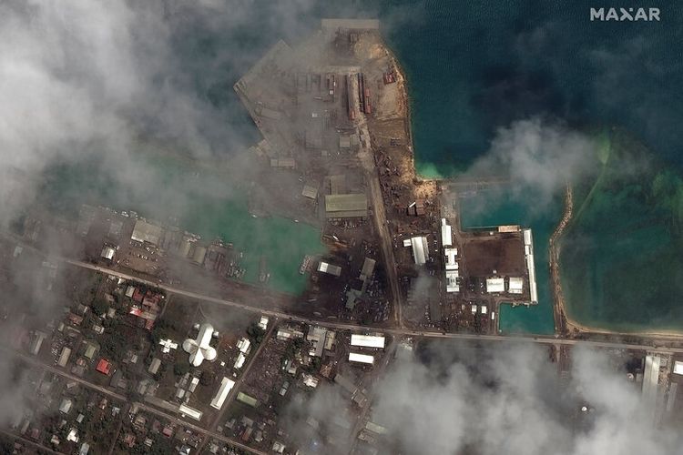 Citra satelit yang disediakan oleh Maxar Technologies ini menunjukkan fasilitas pelabuhan utama di Nuku'alofa, Tonga pada pada 18 Januari 2022.