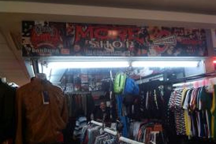 Jelang konser Metallica, tiga kios di Blok M Square, Jakarta Selatan, kehabisan stok kaus bergambar grup musik cadas itu, Jumat (23/8/2013). Konser Metalica akan diadakan di Stadiun Glora Bung Karno pada Minggu (25/8/2013).