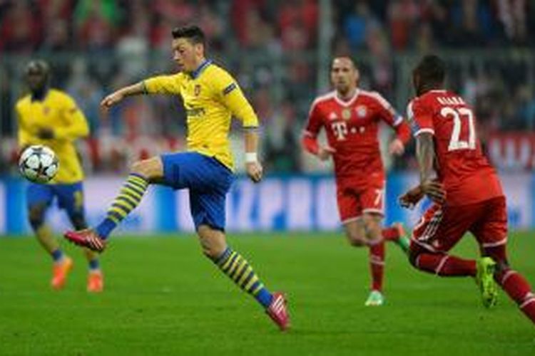 Gelandang Arsenal, Mesut Oezil, menguasai bola dalam pertandingan leg kedua babak 16 besar Liga Champions melawan Bayern Muenchen di Allianz Arena, Selasa (11/3/2014). 