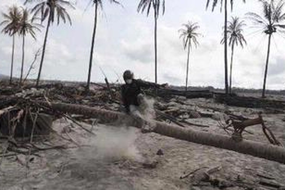Pemukiman di Dusun Kepuh, Kepuharjo, Cangkringan, Sleman, DI Yogyakarta, hilang akibat tersapu lahar Gunung Merapi, Jumat (19/11/2010). Erupsi Merapi mengakibatkan ribuan warga kehilangan tempat tinggalnya. Sebagian warga juga kehilangan sanak saudaranya yang turut tewas akibat terkena awan panas maupun tertimbun lahar.