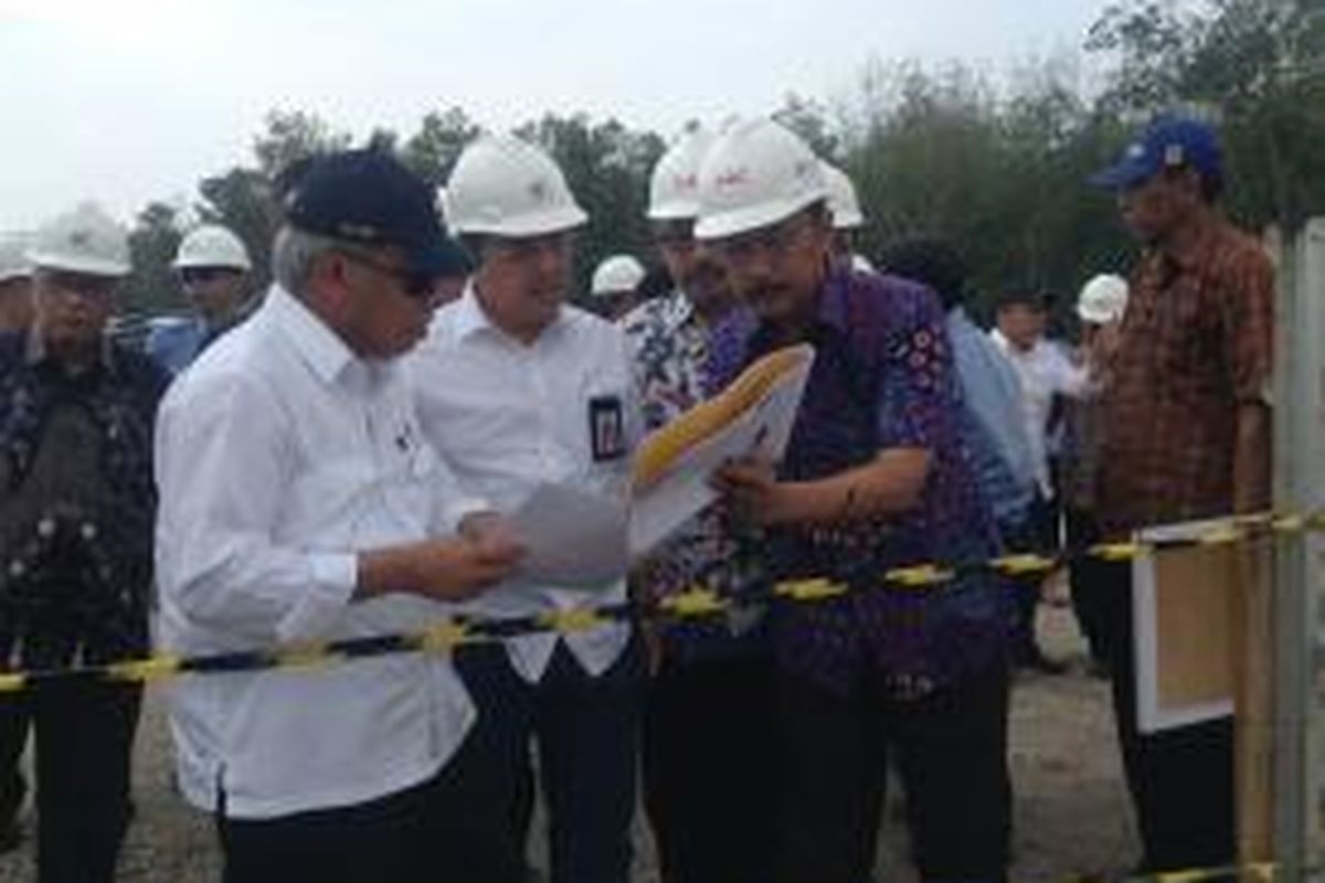 Menteri Pekerjaan Umum dan Perumahan Rakyat Basuki Hadimuljono tengah mempelajari proyek pembangunan ruas Jalan Tol Terbanggi Besar-Bakauheni, Lampung, Jumat (6/11/2015).