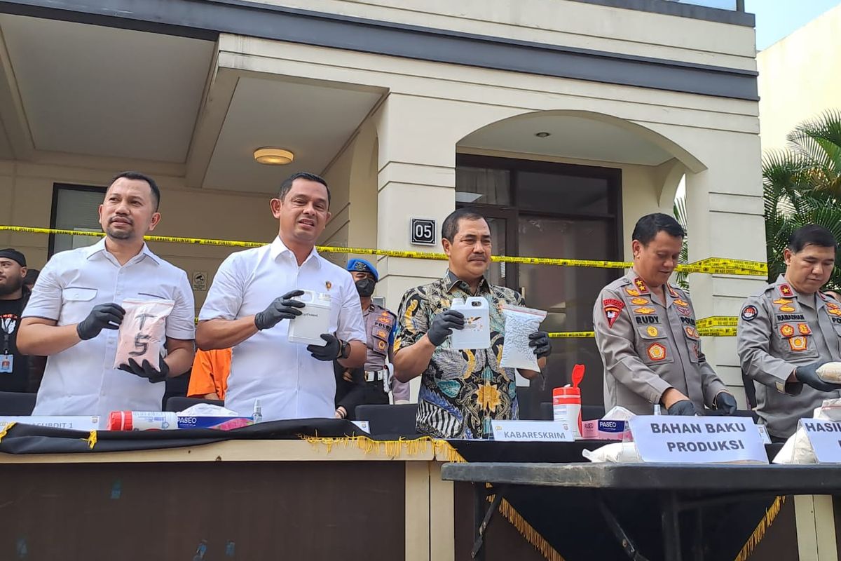 Bareskrim, Bea dan Cukai, hingga Polda Banten menggerebek pabrik ekstasi di perumahan elite Kabupaten Tangerang, Banten, Jumat (2/6/2023). 