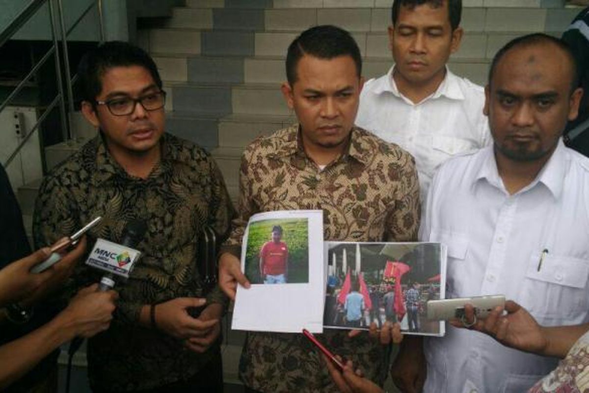 Tim Anies-Sandi melaporkan Haris Pertama yang disebut sebagai pimpinan Komite Aksi Mahasiswa untuk Reformasi dan Demokrasi (Kamerad) atas dugaan pencemaran nama baik ke Polda Metro Jaya, Selasa (31/1/2017).