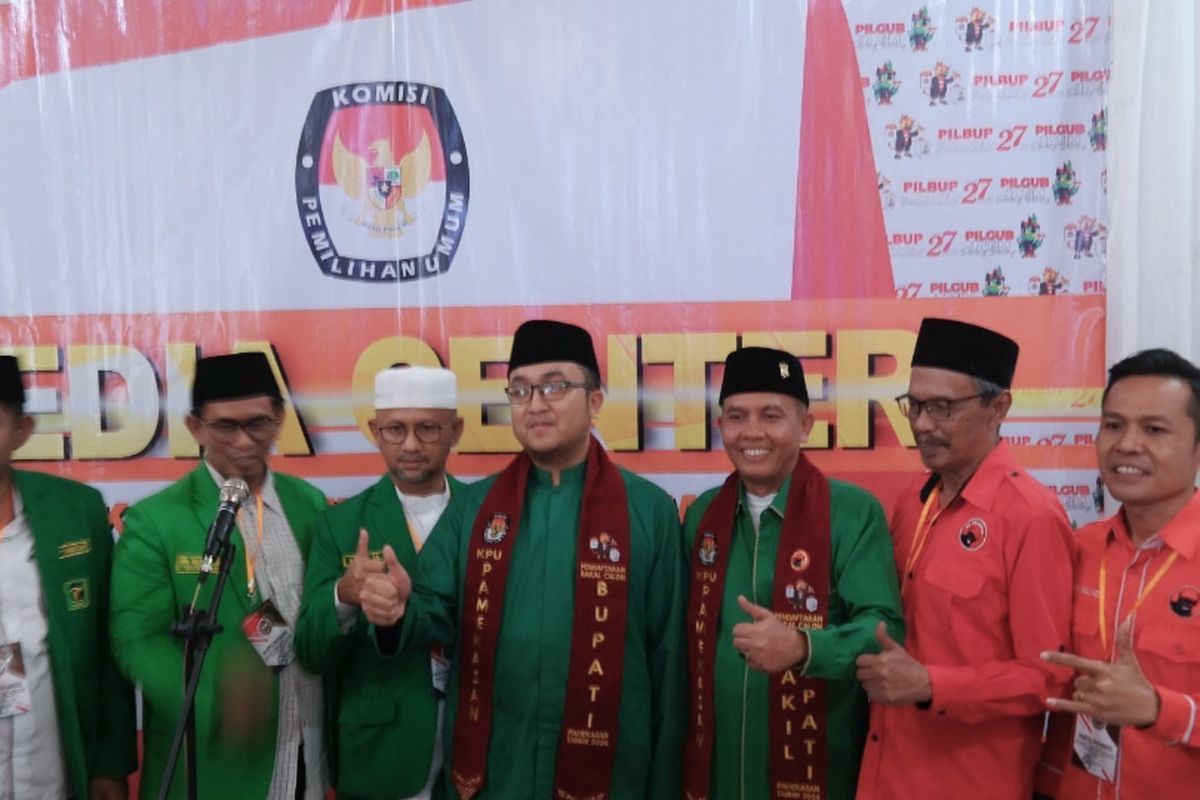 Pasangan Mohammad Bakir dan Taufadi mengenakan selendang warna merah, mendaftar paling terakhir ke KPU Pamekasan Kamis (29/8/2024) dengan dukungan 4 parpol. 2 Parpol parlemen yakni PPP dan PDIP, 2 parpol non parlemen yakni Hanura dan Perindo.