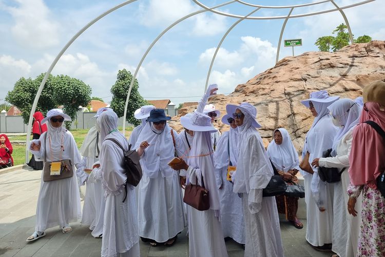 Pengunjun yang latihan Umrah di Kompleks Wisata Edukasi Religi Boyolali, Senin (1/1/2024).