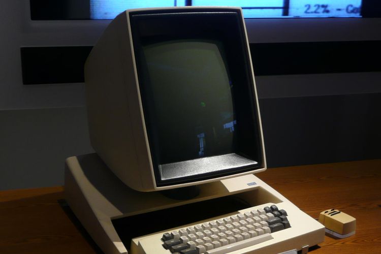 Xerox Alto, komputer pribadi yang dapat digunakan untuk mengirimkan e-mail dan mencetak (print) dokumen