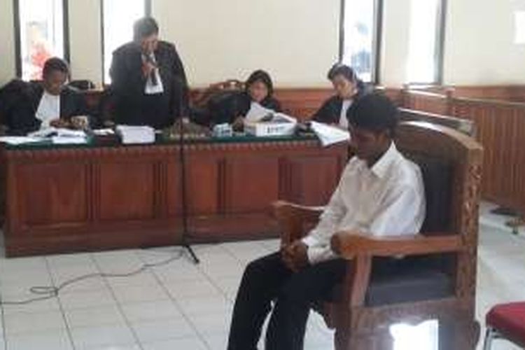 Agustay mendengarkan pembacaan nota pembelaan oleh penasehat hukumnya dari Hotman Paris dan rekan di PN Denpasar 