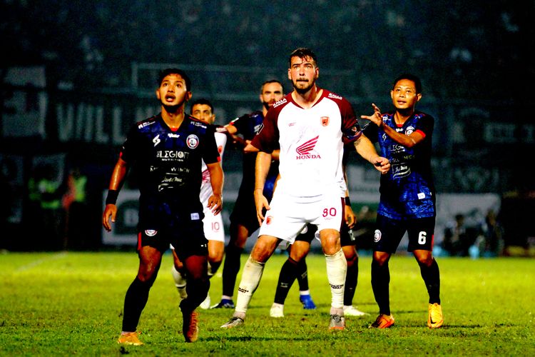 Pemain asing PSM Makassar Wiljan Pluim dijaga ketat pemain Arema FC Evan Dimas saat pertandingan babak penyisihan grup D Piala Presiden 2022 yang berakhir dengan skor 0-1 di Stadion Kanjuruhan Kepanjen Kabupaten Malang, Sabtu (11/6/2022) malam.