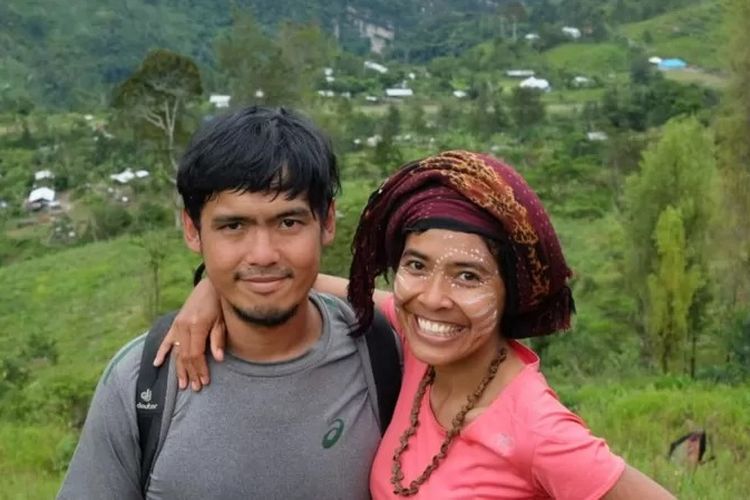 Adit dan Putri berjalan kaki menyusuri 26 kampung di Kabupaten Yahukimo untuk merasakan sendiri situasi pendidikan di pelosok Papua.