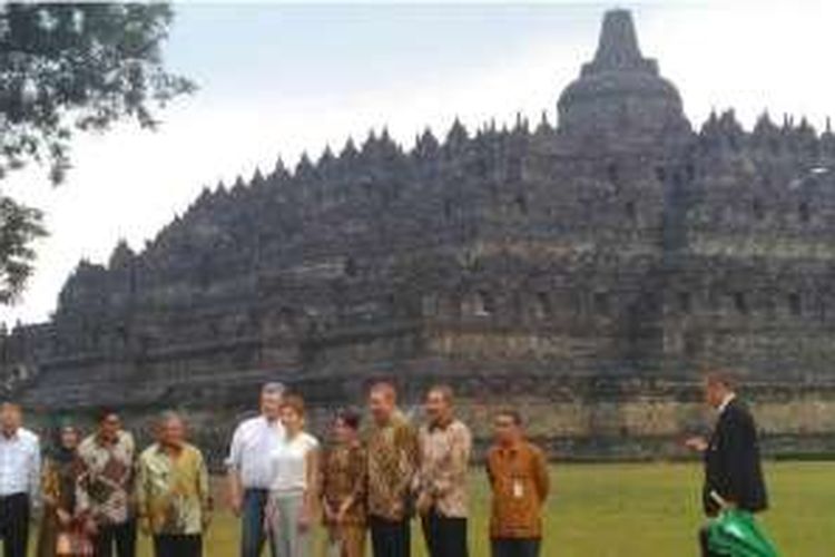 Presiden Ukraina Petro Poroshenko (kemeja putih) mengunjungi Candi Borobudur, Magelang, Jawa Tengah, Sabtu (6/8/2016). 