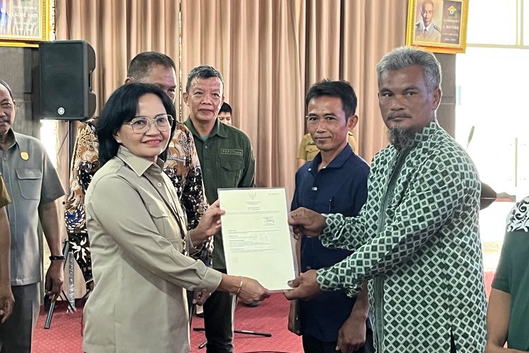 Sinergi Kementrans dan DPR RI di Kolaka, Serahkan 40 SHM dan Kucurkan Rp 3 Miliar untuk Kawasan Anawua