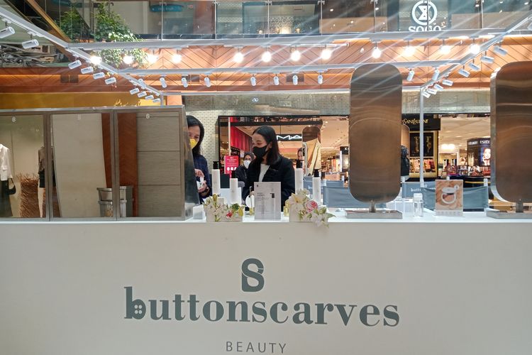 Dalam acara beauty exhibition bertema Beauty City, Buttonscarves Beauty menawarkan pengalaman yang tak terlupakan untuk mencoba produk kecantikan.