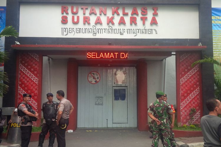 Aparat kepolisian dan TNI berjaga di depan Rutan Kelas I Surakarta, Jawa Tengah, Kamis (10/1/2019).