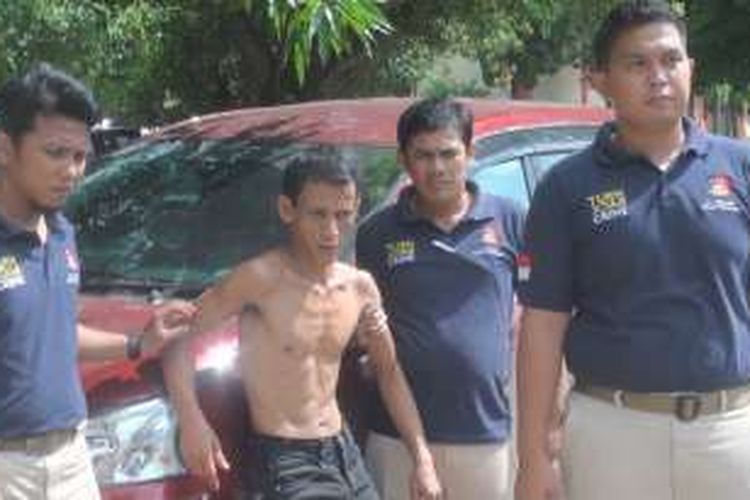 Fauzi, warga Lubai Muara Enim, Sumatera Selatan, dibawa ke kantor polisi, Rabu (20/4/2016), karena terlibat perampokan mobil di Ogan Ilir, Minggu (17/4/2016).