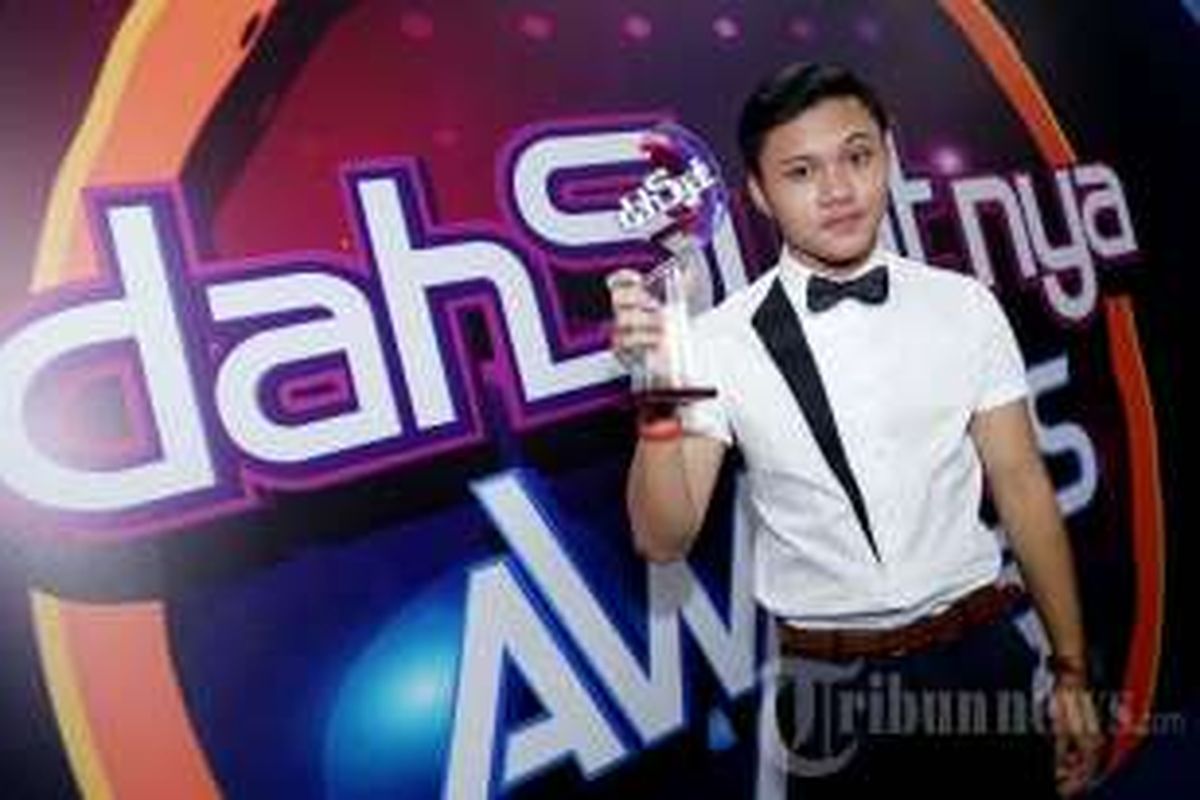 Penyanyi Rizky Febian meraih penghargaaan Pendatang Baru Terdahsyat pada ajang Dahsyatnya Awards 2016 di Istora Senayan, Jakarta Pusat, Senin (25/1/2016) malam.