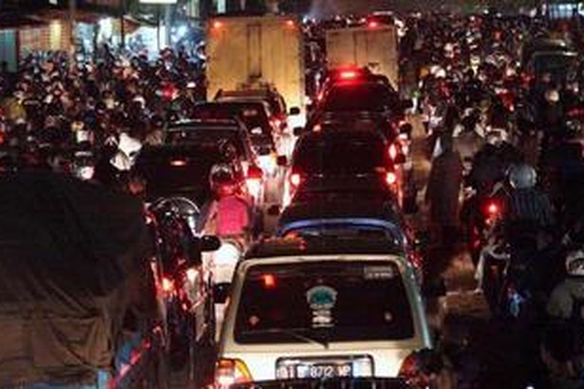 Kemacetan parah terjadi di ruas Jalan Ciledug Raya, Larangan, Tangerang, Banten, Kamis (18/4/2013). Kemacetan di ruas utama Jakarta-Tangerang itu disebabkan oleh banjir setinggi sekitar 50 sentimeter di ruas jalan itu. Menurut warga kemacetan yang ditimbulkan mencapai sekitar 9 kilometer.
