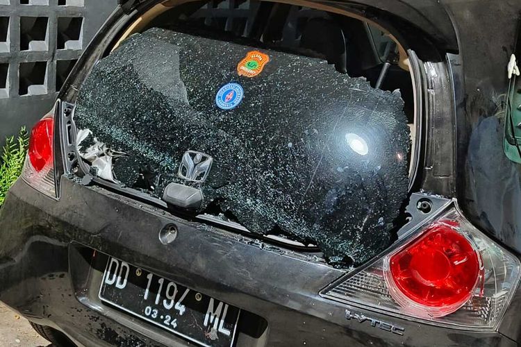 Salah satu mobil warga yang rusak akibat bentrok dua kubu suporter PSM Makassar di Jalan Adipura, Kecamatan Panakkukang, Kota Makassar, Sulawesi Selatan (Sulsel), pada Senin (27/8/2023)