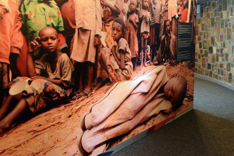 Seorang pria memandang sebuah foto raksasa anak-anak yang menjadi korban genosida Rwanda 20 tahun lalu, di lokasi peringatan genosida di Nyamata, di dalam sebuah gereja Katolik yang pada 1994 menjadi lokasi  pembantaian.